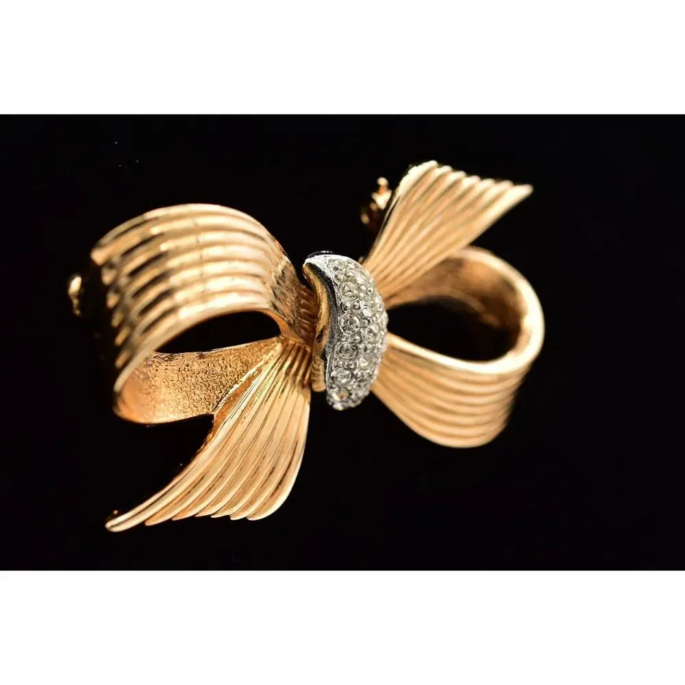 Vintage Gold Bow Brooch Crystal Rhinestone Ribbed Ribbon Statement Pin 1980s A25